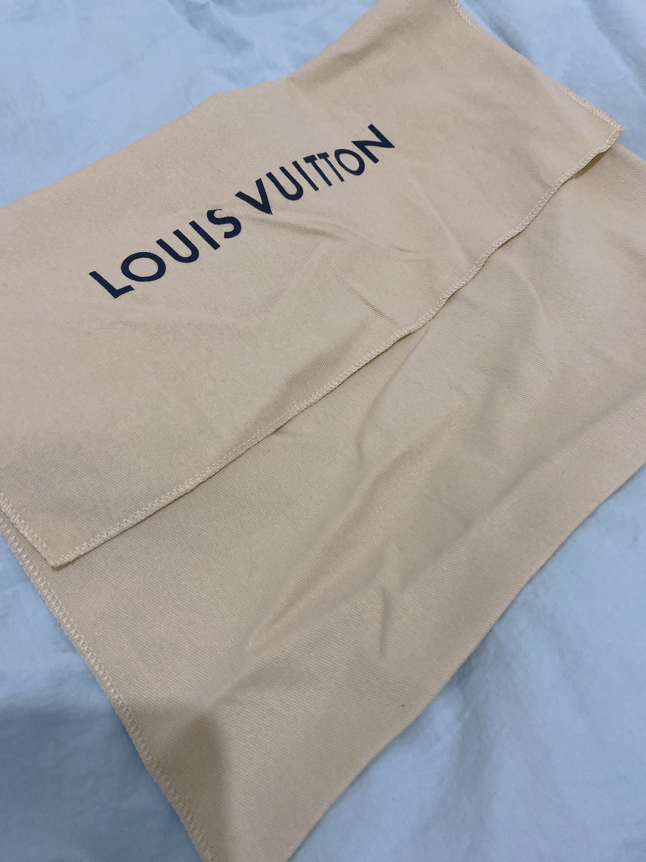 LV最新防塵袋，時尚界的秘密武器，保護你的珍貴物品不受塵埃侵擾??