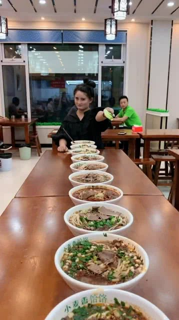 智能面食競(jìng)技盛宴，全新科技引領(lǐng)吃面條比賽風(fēng)潮！