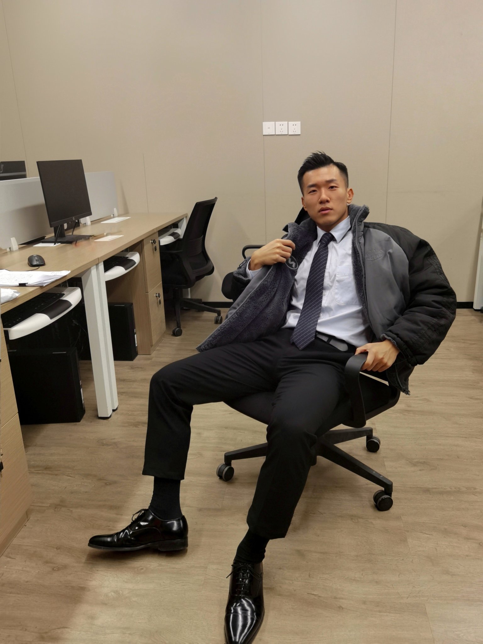呆叔最新風采，新晉時尚偶像引領(lǐng)潮流新風尚