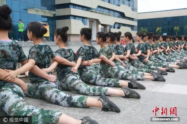獨家揭秘，探索小巷深處的軍訓(xùn)新風(fēng)尚——2025軍訓(xùn)最新視頻亮相！